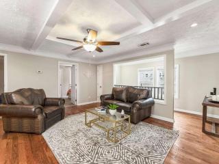 The Manor l 5-Bedrooms A Location Sleeps 12 - Atlanta - 3