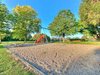 Parkside Getaway- Spacious Six Bedroom Home for Families & Friends - 4