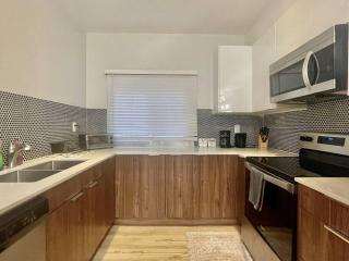 Stylish 3-bdrm suite w free Parking - Kitchener - 1