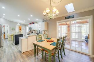 Home w/ Game Room, Fenced Yard, 8-Person Jacuzzi - 9