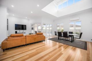 Brilliant Bungalow Home at Oakleigh and Chadstone - Oakleigh - 4