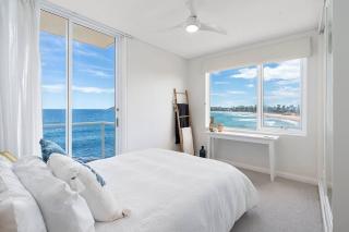 Beachfront views of Manly - 8