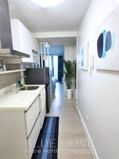 Relaxing and Peaceful Pet-friendly Studio with Pool and City View balcony, Netflix, 90s Boardgames & Karaoke - Lagundi - 2