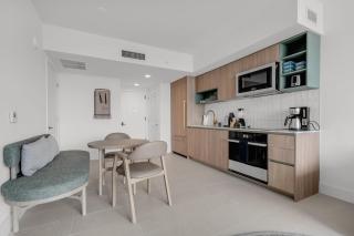 Stylish City Getaway with Pool Skyline Views - Miami - 7