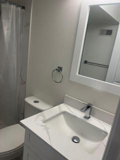 Cozy Home away in Ajax 2 BR 1 bath 4 guests - 6