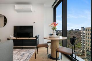 Stunning Apt 100m fr Parkland w Views, Pool and Desk - 9