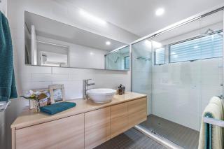 Large, Luxurious Townhouse Stunning Oceanviews - Airlie Beach - 7