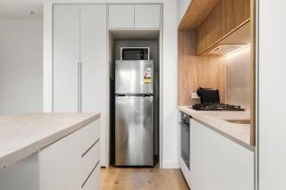 Stunning CBD Apt Best Location with Gym and Pool - 1