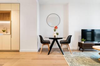 Stunning CBD Apt Best Location with Gym and Pool - 2