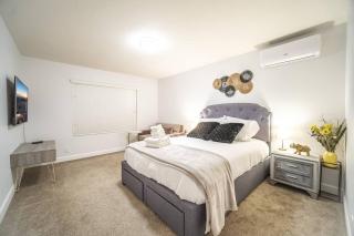 2 TVs - Vaulted Ceiling - Private Kitchen & Entrance - 8