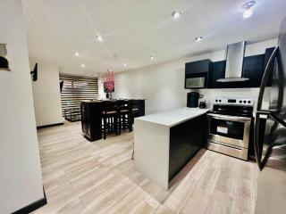 Luxury Apt Near Airport - 6
