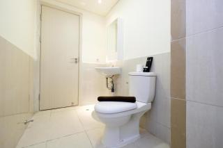 Comfortable 2BR with Workspace at Meikarta Apartment By Travelio - Bekasi - 5