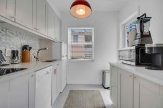 Condo by the Beach King Bed Lush Patio w BBQ Breakers Key Five H0MES - Fort Lauderdale - 3