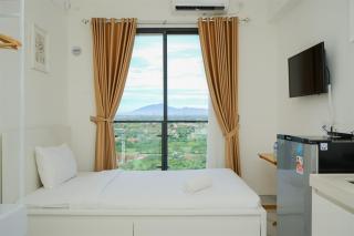 Nice and Minimalist Studio at Sky House BSD Apartment By Travelio - 4