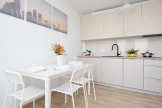Air Conditioned Apartment in Warsaw with Parking, Desk and Balcony by Noclegi Renters - Varsavia - 8