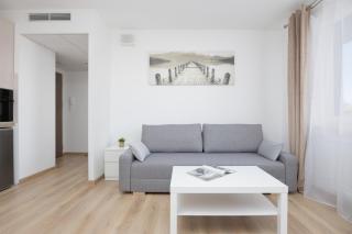 Air Conditioned Apartment in Warsaw with Parking, Desk and Balcony by Noclegi Renters - Varsavia - 3