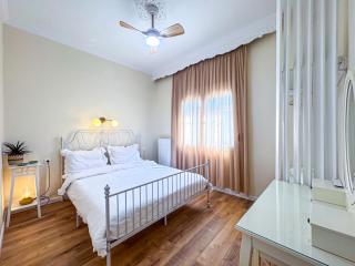 Cityscape Residence with a Patio - Volos - 4