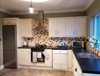 2 Bed Flat - Sleeps 4 - Garden - Parking - Wifi - 1
