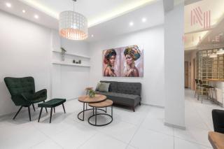 Daisy, Nilie Hospitality MGMT - 1