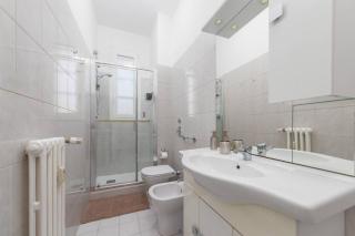 Free Private parking - 5 min to Metro - Access Control Guard - Quiet - Milan - 2