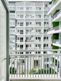 WV 18 Serene & Minimalist Urban Studio - 7