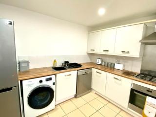 4 Bed House with Driveway Parking for 2 Cars - Rugby - Sleeps 10! - Rugby - 1