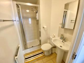 4 Bed House with Driveway Parking for 2 Cars - Rugby - Sleeps 10! Perfect for groups! - 6