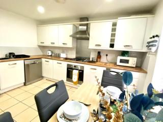 4 Bed House with Driveway Parking for 2 Cars - Rugby - Sleeps 10! Perfect for groups! - 7