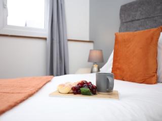 Sleeps 8 - Parking - M5 - long stays - 9