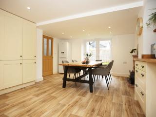 Sleeps 8 - Parking - M5 - long stays - 8