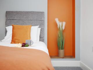 Sleeps 8 - Parking - M5 - long stays - 4