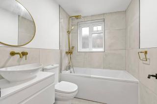Luxury Ground Floor Flat FREE Parking With Private Garden by E&L Homes - Worcester Park - 8