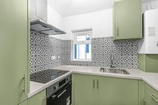 Luxury Ground Floor Flat FREE Parking With Private Garden by E&L Homes - 1