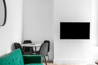 Luxury Ground Floor Flat FREE Parking With Private Garden by E&L Homes - Worcester Park - 3
