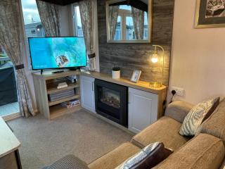 Golden Palm Resort - Bordeaux Deluxe - Coastal Caravan Breaks - Chapel Saint Leonards - 7