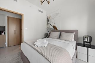 Luxurious 1-Bedroom Apartment - Dubai - 8