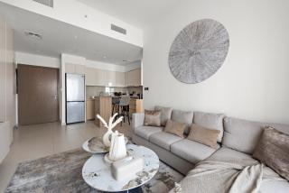 Luxurious 1-Bedroom Apartment - Dubai - 3