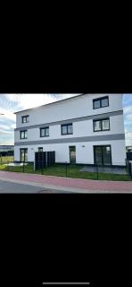 Neu-gebautes-komplettes-Reihenhaus - 0