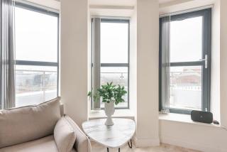 Luxury 2-Bedroom Penthouse with Stunning Views and Parking - Leeds City Centre - 1