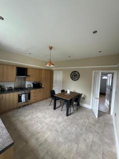 Spacious Private Room with TV in Shared House - 8