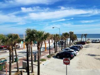 Lexi's Beach Loft - 7