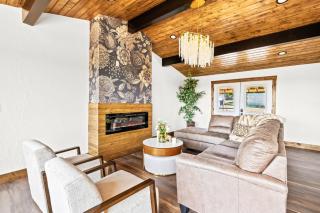 Great Falls Premier Retreat by Wrecked & Refined Stunning Views Hot Tub Family Fun - Great Falls - 9