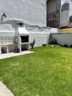 Casa en Mar Del Plata con parque, parrilla y cochera cubierta a dos cuadras del mar - Mar del Plata - 0