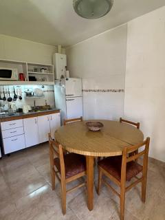 Casa en Mar Del Plata con parque, parrilla y cochera cubierta a dos cuadras del mar - Mar del Plata - 4