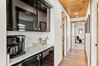 Great Falls Premier Retreat by Wrecked & Refined Stunning Views Hot Tub Family Fun - Great Falls - 3