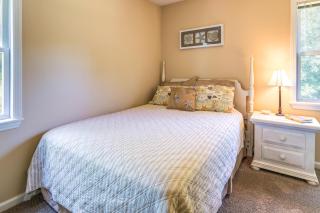 Charming Emerald Isle Escape Less Than 1 Mi to Beach! - Emerald Isle - 0
