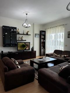 Spacious & Cozy Family Apt near Sanatorium - Tirana - 0