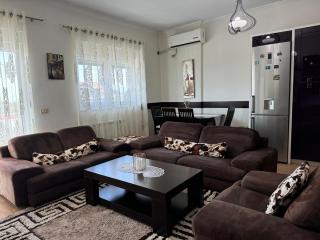 Spacious & Cozy Family Apt near Sanatorium - Tirana - 4