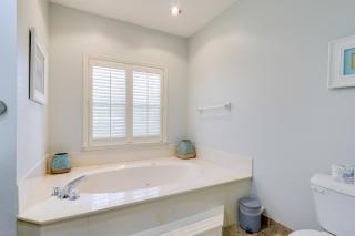 Less Than 1 Mi to Beach Condo with Wet Bar in Hilton Head - Hilton Head Island - 2