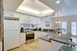 Less Than 1 Mi to Beach Condo with Wet Bar in Hilton Head - Hilton Head Island - 6